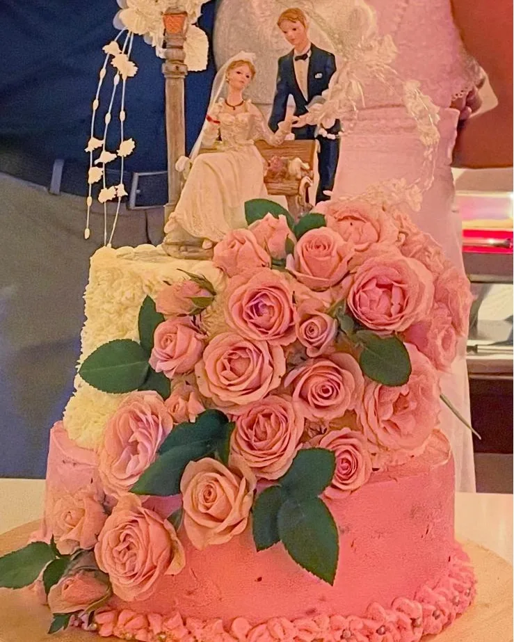 Hausgebackene Torte mit Zuckerrosen
