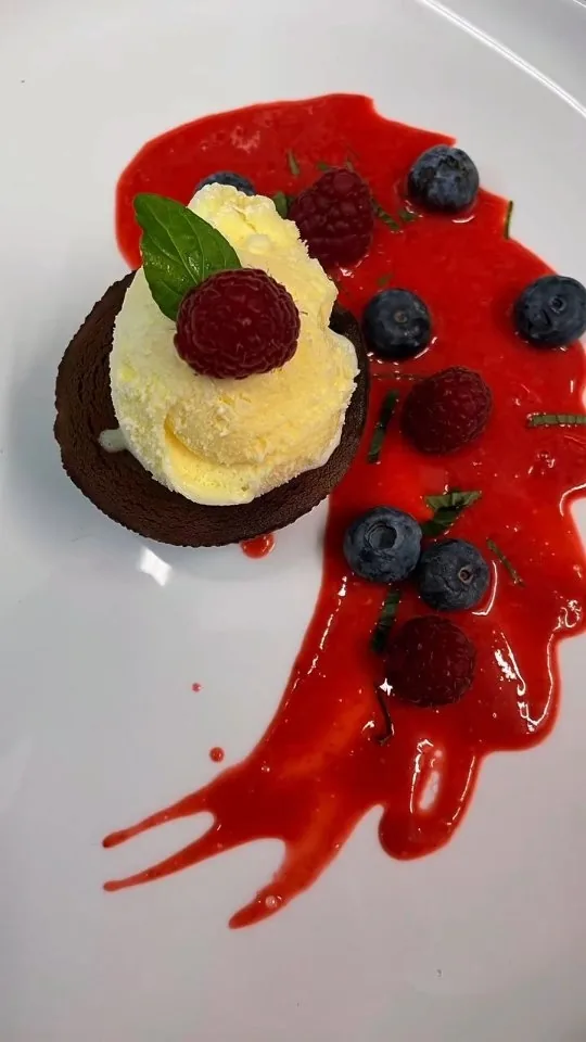 Warmer Schokoladenkuchen mit Beeren