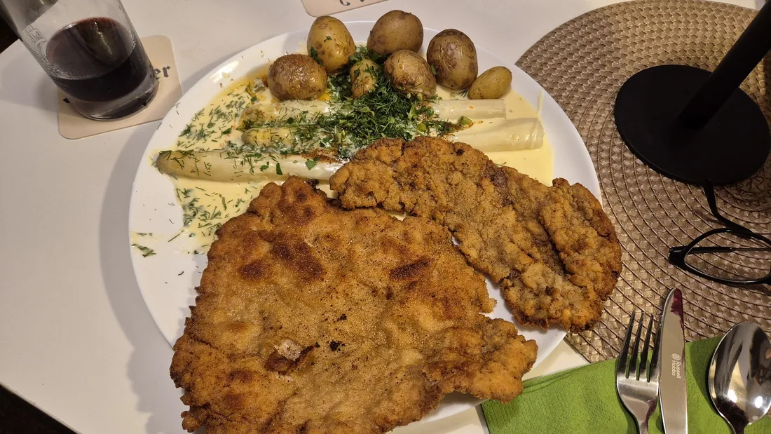 Schnitzel mit frischem Spargel und Butterkartoffeln