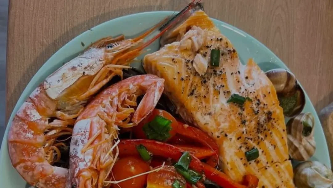 Lachsfilet & Garnelen auf Tintenfisch-Pasta
