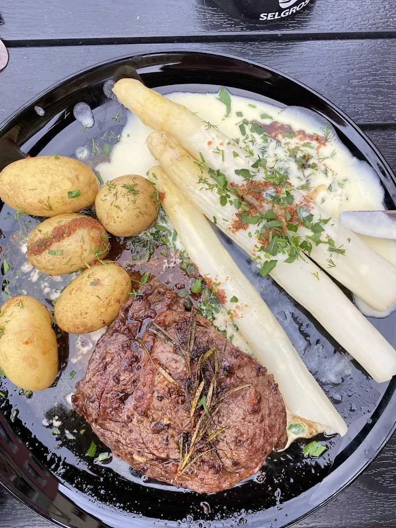Lammcarré auf Kräutercouscous