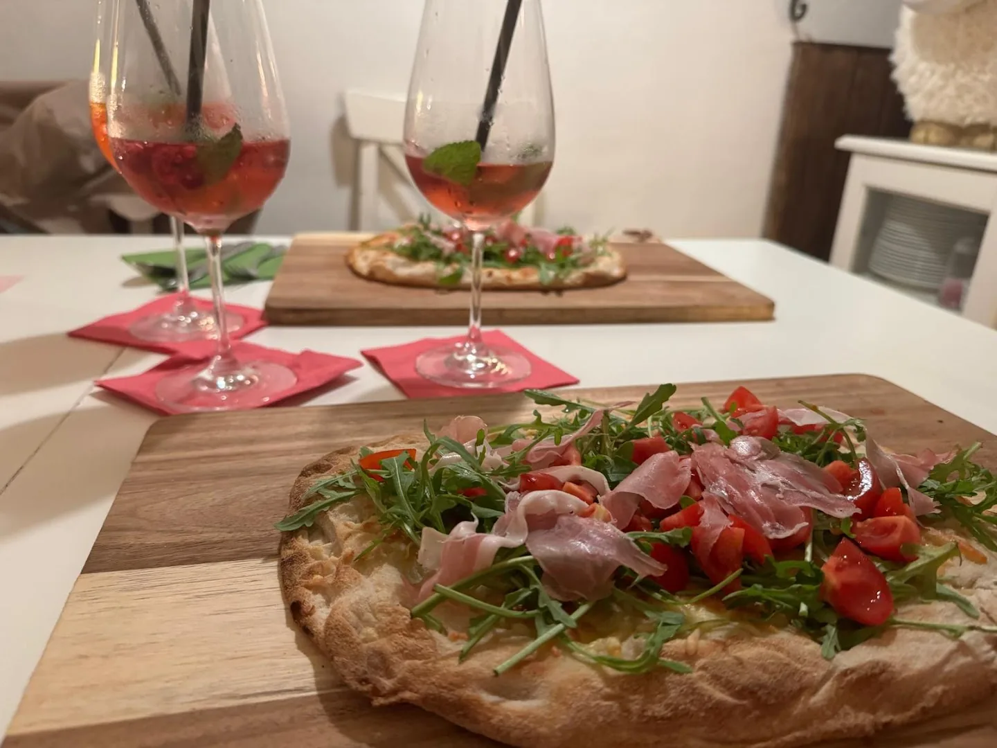 Flammkuchen mit Prosciutto und Aperol auf der Terrasse