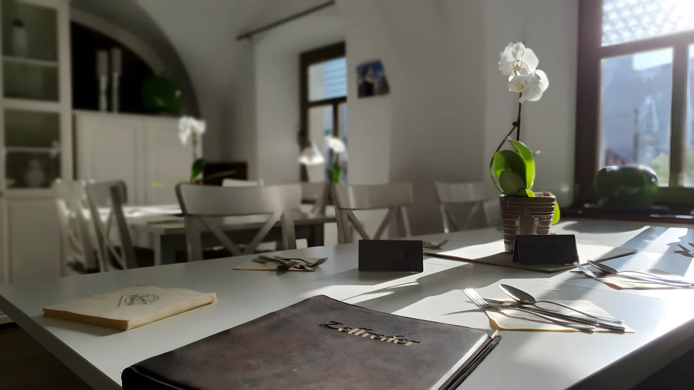 Hell eingedeckter Tisch mit Orchidee
