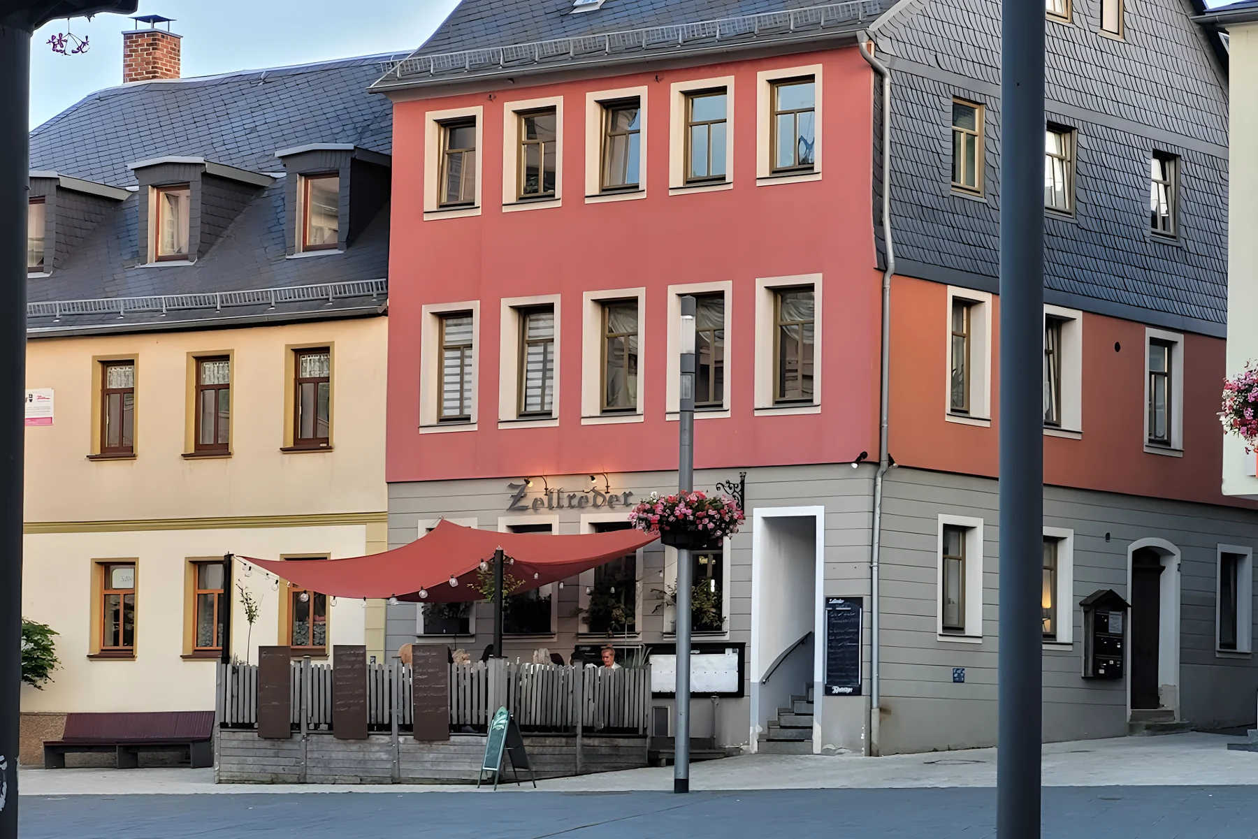 Restaurant Zellreder am Marktplatz in Zeulenroda, mit Terrasse unter dem Sonnensegel