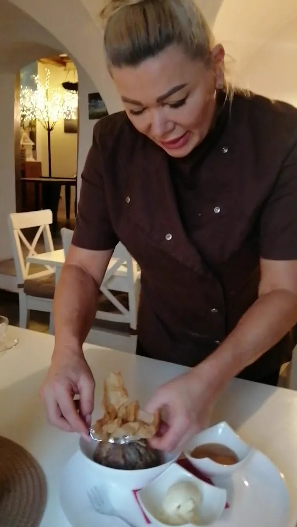 Inhaberin Yvonne Jach richtet ein Dessert an